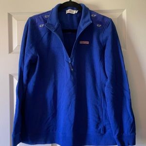 Vineyard vines pullover with logo